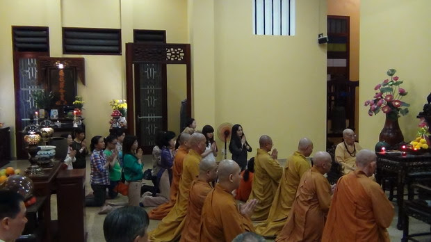01 HT Th&iacute;ch Hiển Tu đang ngồi để to&agrave;n thể hậu trường ch&uacute;c tuổi năm mới GI&Aacute;P NGỌ