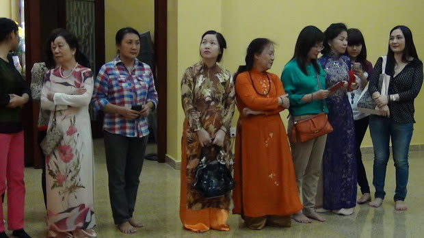 04 C&aacute;c Phật tử trong 2 đạo tr&agrave;ng của Ch&ugrave;a X&aacute; Lợi