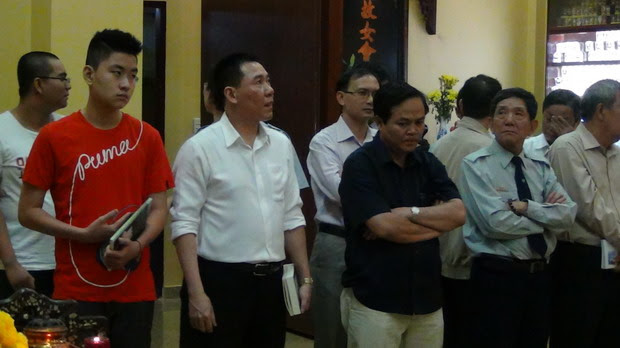 05 C&aacute;c Phật tử trong 2 đạo tr&agrave;ng của Ch&ugrave;a X&aacute; Lợi 2