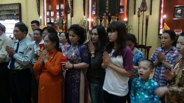 06 C&aacute;c Phật tử trong 2 đạo tr&agrave;ng của Ch&ugrave;a X&aacute; Lợi 3